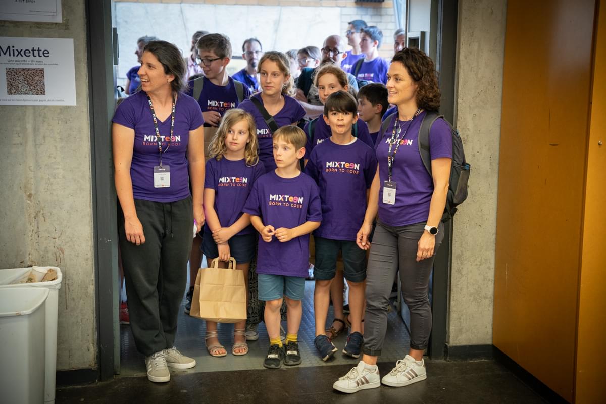 Les enfants de mixteen à l’entrée de l’amphithéatre des keynotes